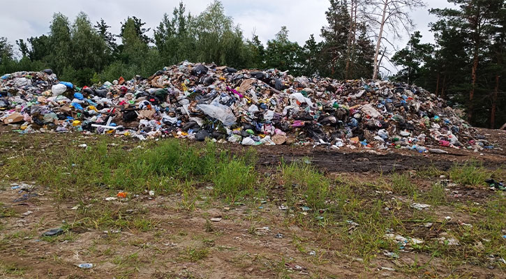 Сміттезвалище посеред лісу у Вишгороді
